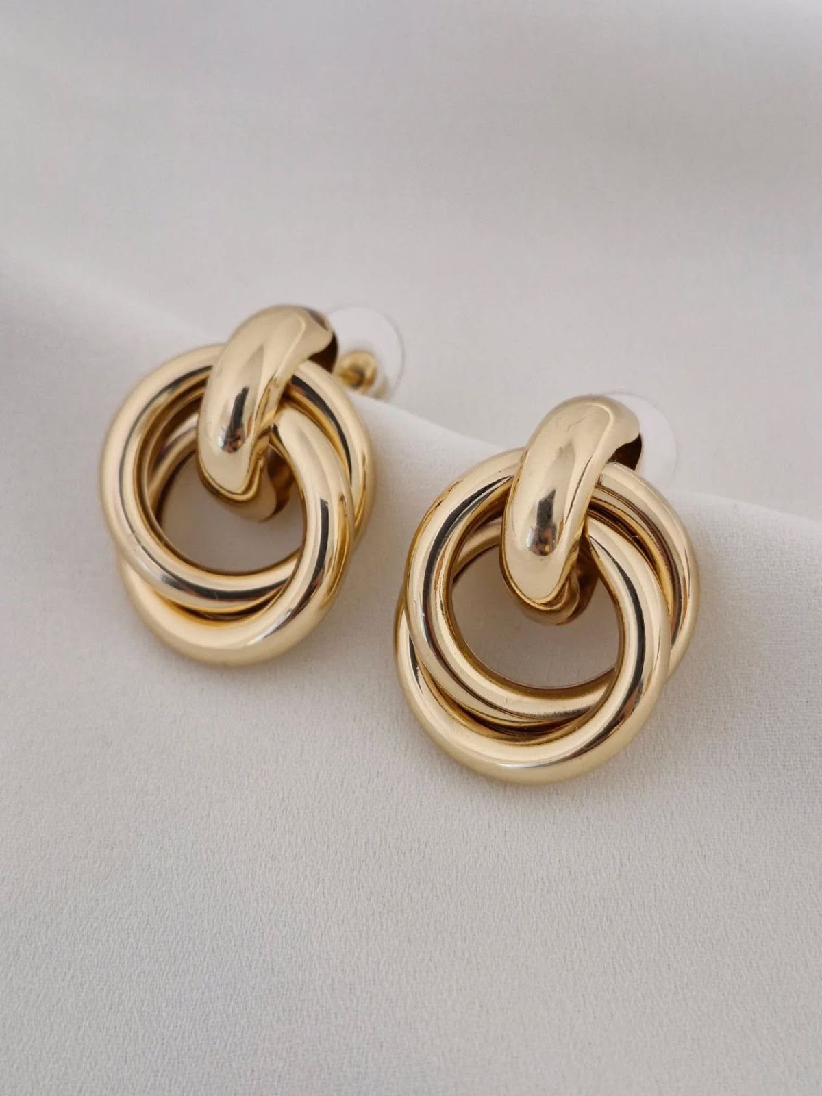 Aretes de doble aro entrelazado